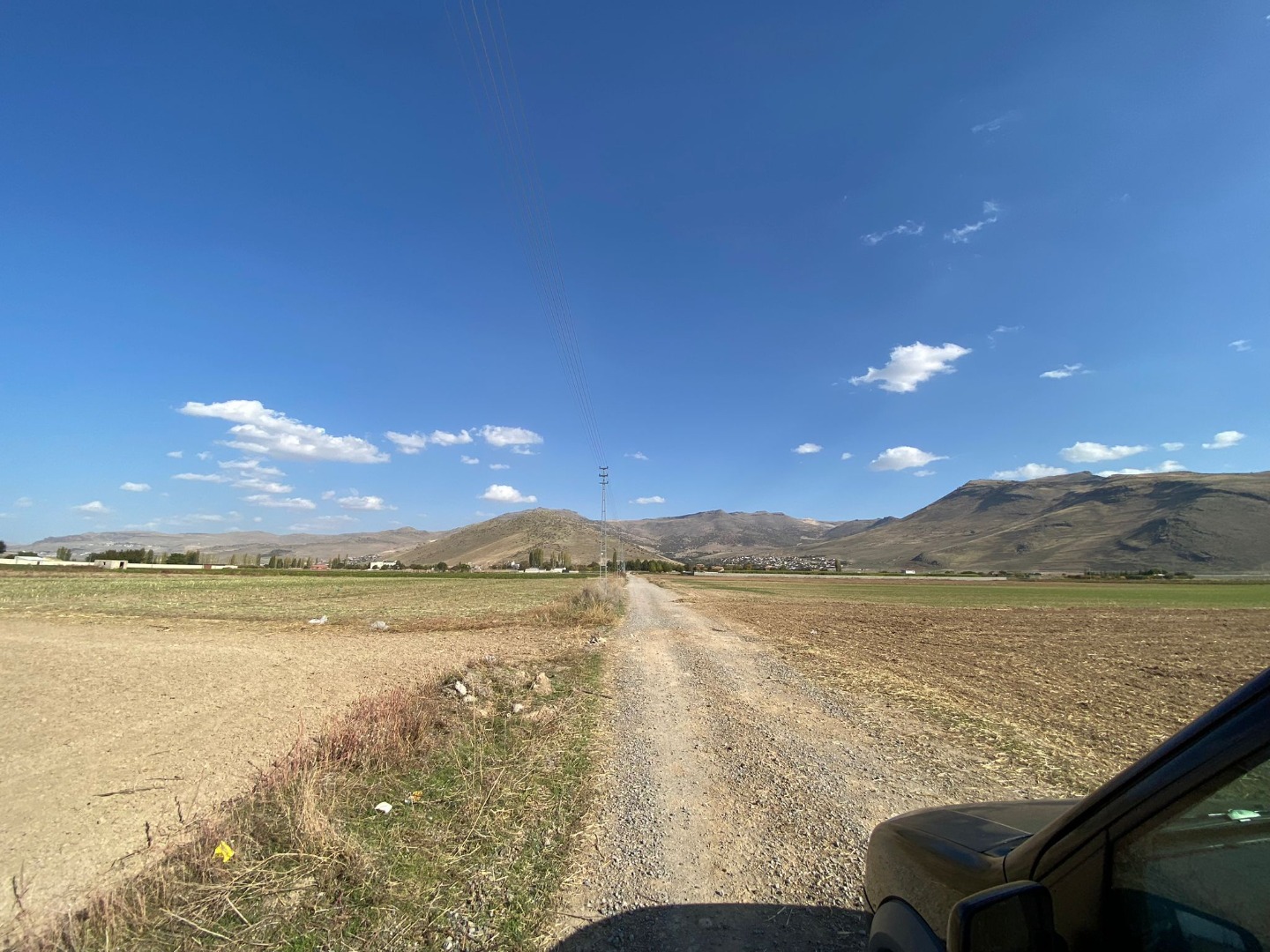 KAYSERİ DEVELİ ZİLE MAHALLESİ TOPAKARMUT MEVKİİNDE 7658 m2 TARLA İÇERİSİNDE SATILIK EV
